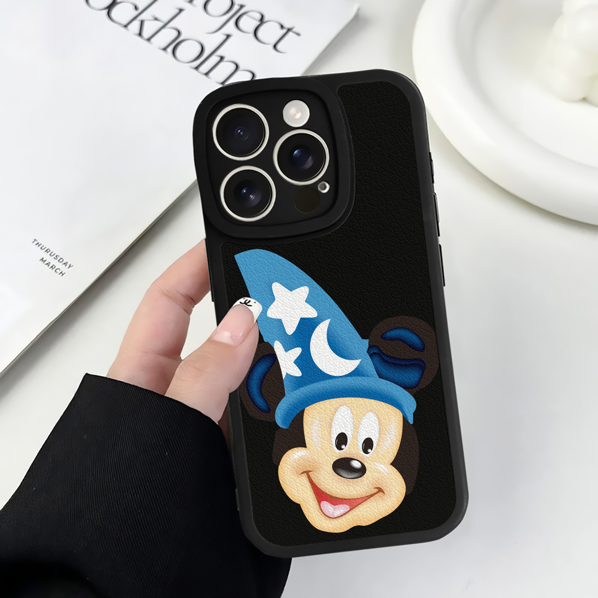 （画像用） ミッキーマウス Mickey Mouse 【iPhone 16シリーズ対応】シリコンスマホケース（レザー調） 材質：シリコン